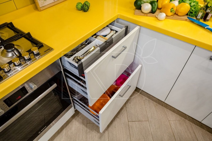 Коричневая кухня с синими акцентами