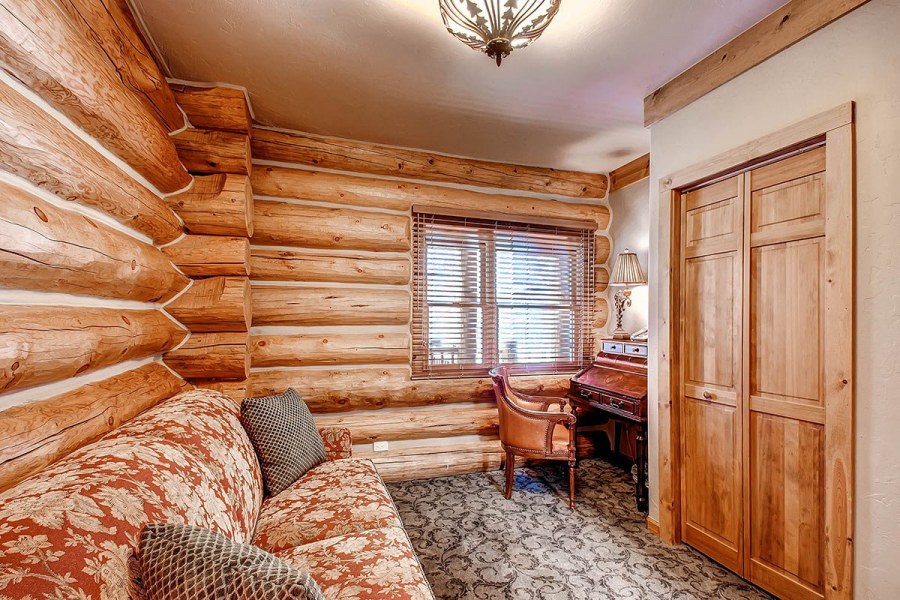 Баня из оцилиндрованного бревна интерьер