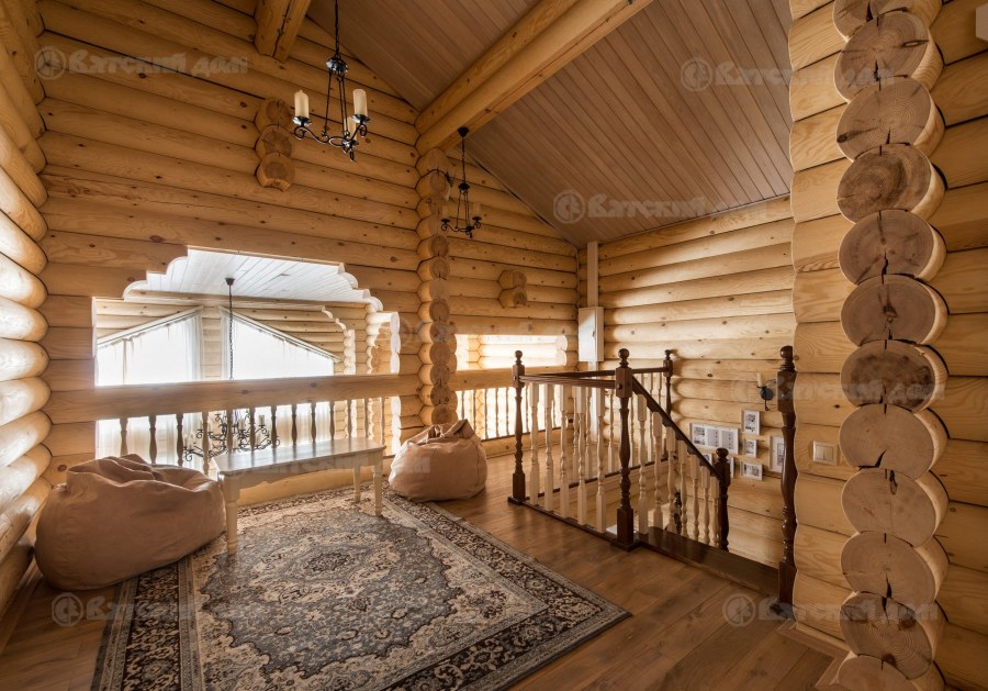 Интерьер гостиной в доме из бревна