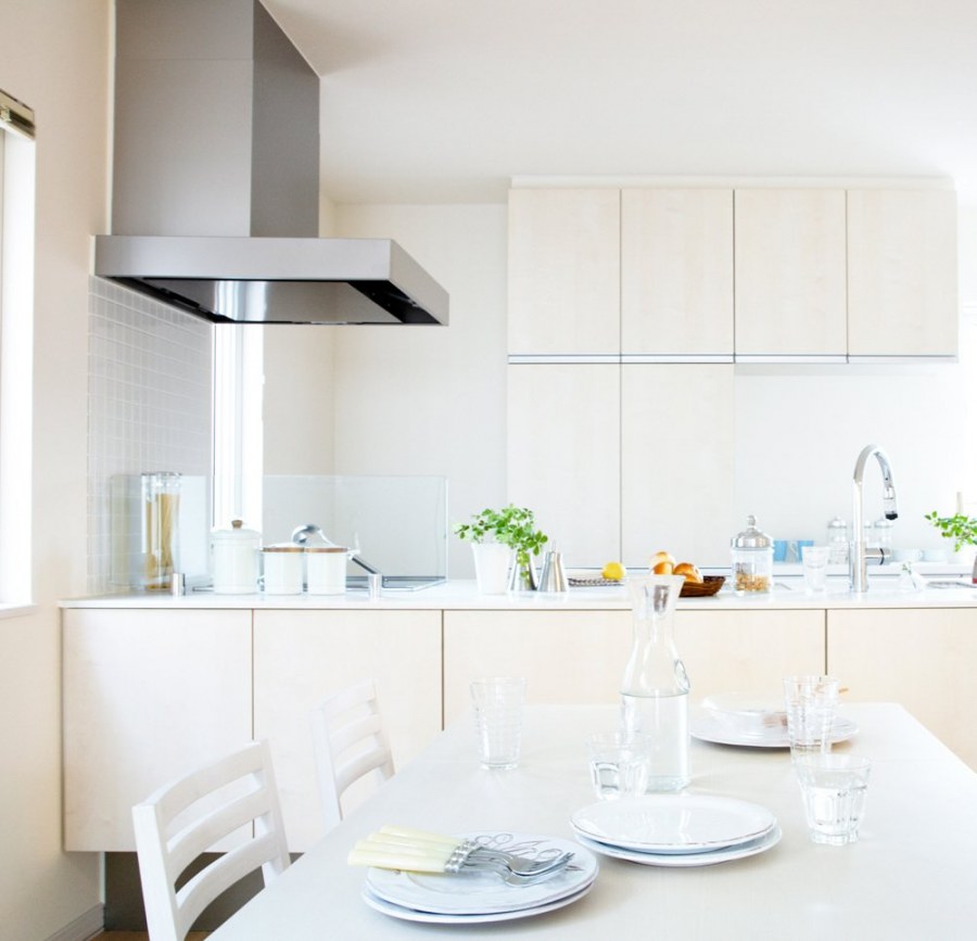 Обои для белой кухни в интерьере