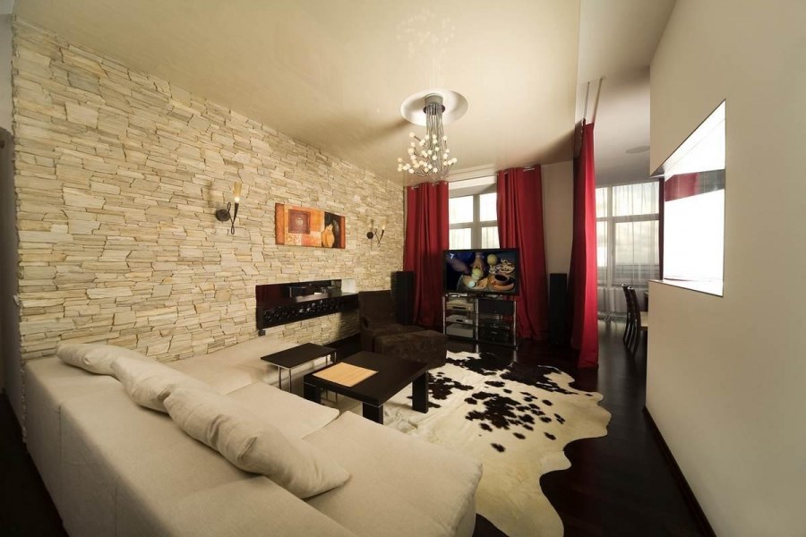 Декоративный камень в гостиной спальни