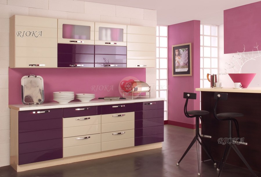 Кухня в розово сиреневом цвете