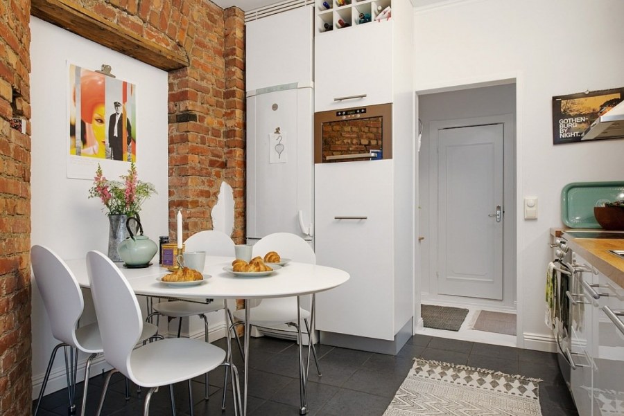 Кирпичная стена в обеденной зоне