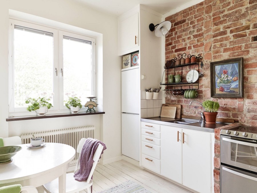 Белая кирпичная стена на кухне