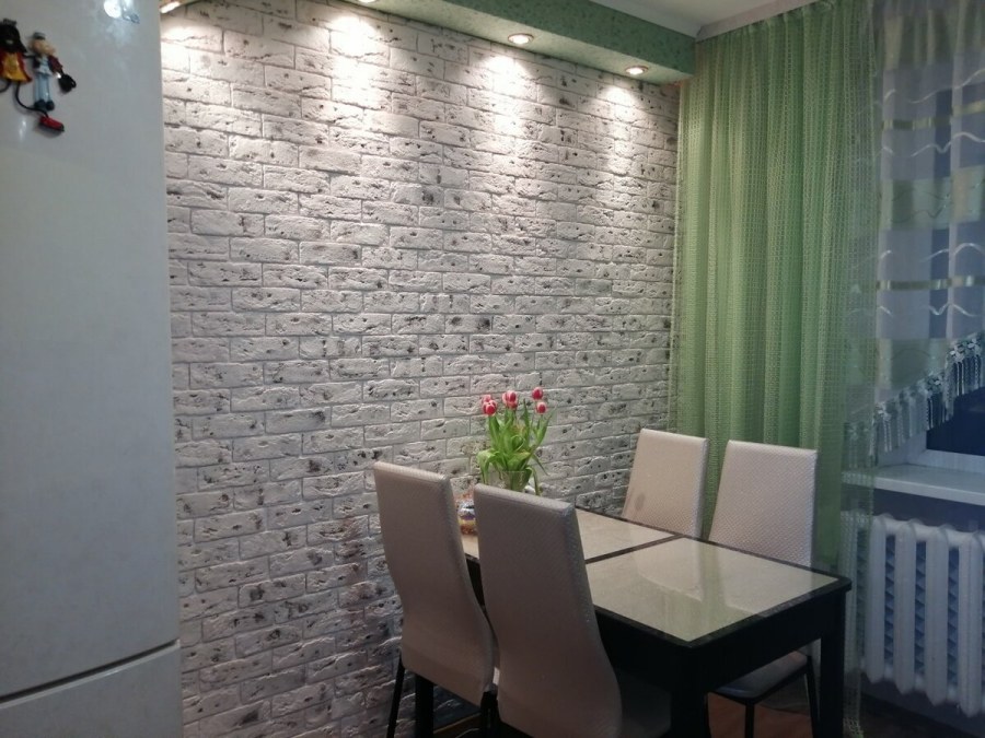 Декоративный камень на кухне в обеденной зоне