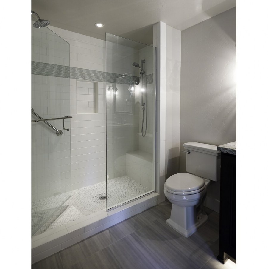 Белая ванная с душевой кабиной