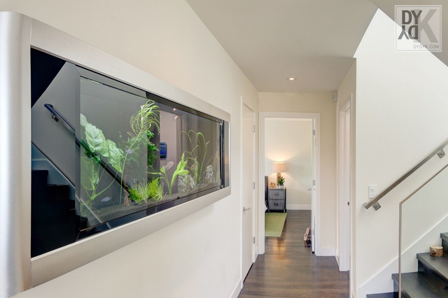 Аквариум в узком коридоре