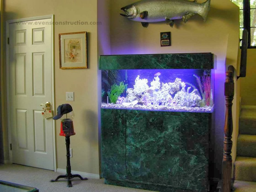 Угловой шкаф с аквариумом