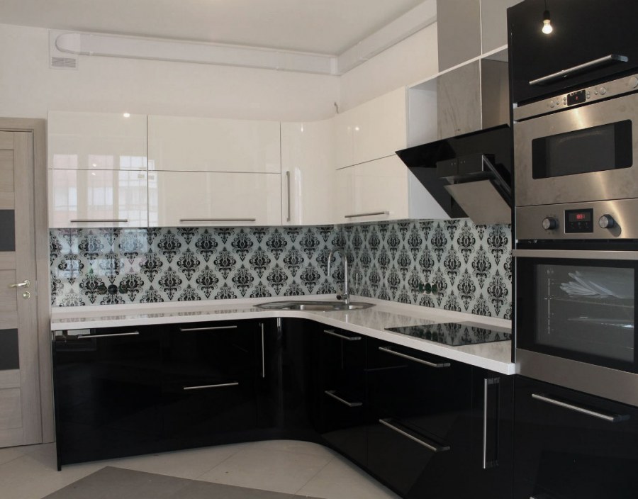 Черно белая кухня