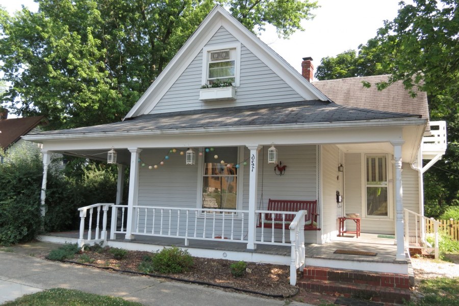 Дом с белой верандой