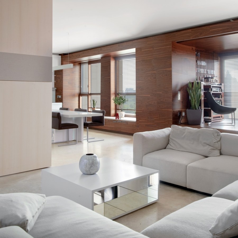 Гостиная студия с панорамными окнами