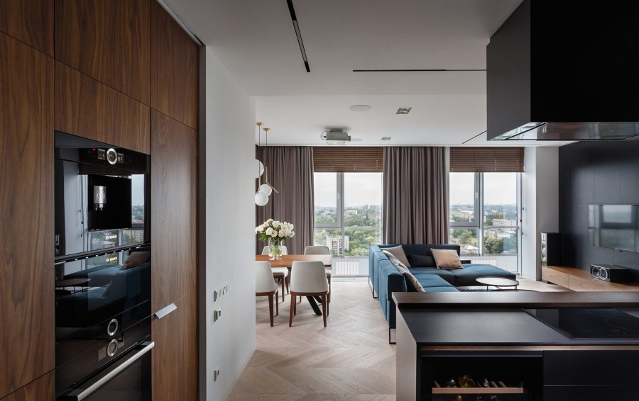 Кухня-гостиная с панорамными окнами в квартире