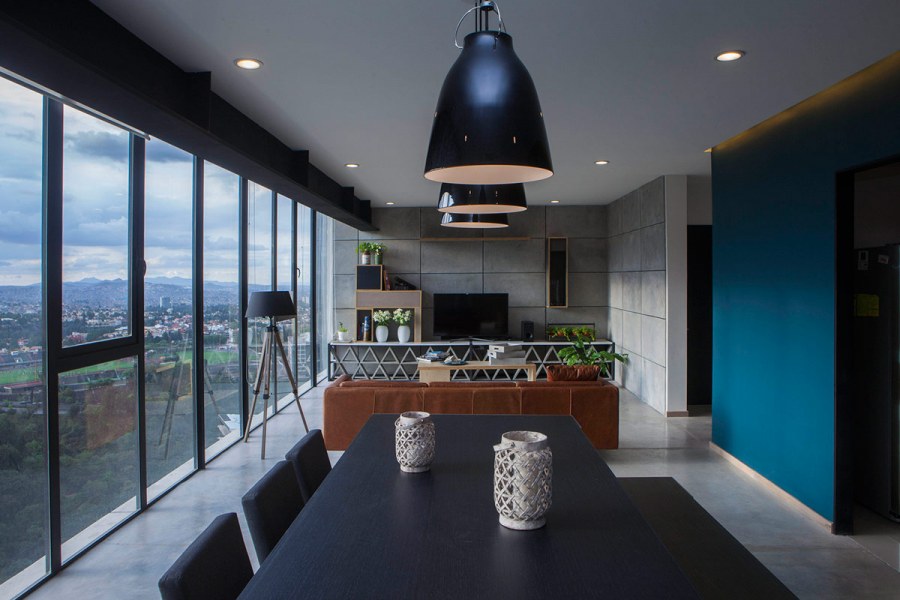 Кухня с панорамными окнами в квартире