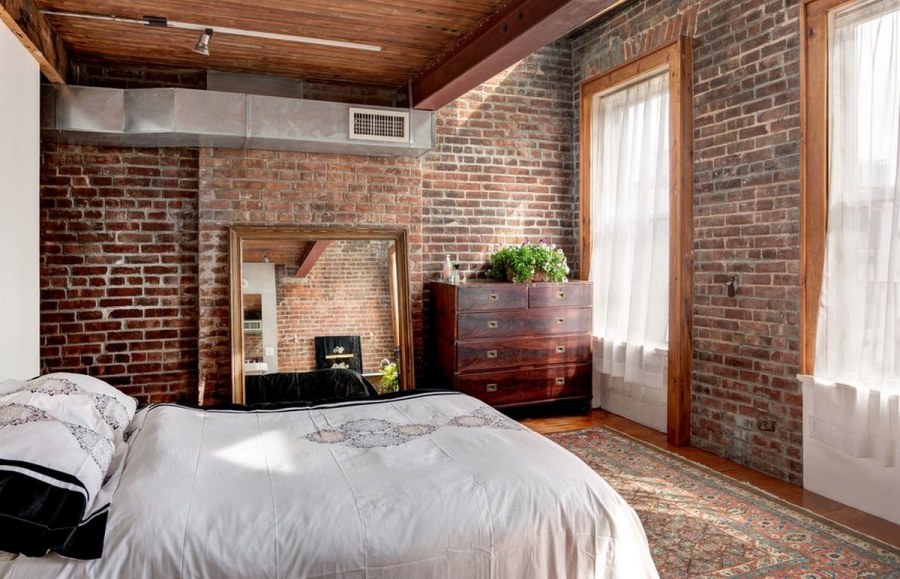 Дерево в интерьере квартиры лофт