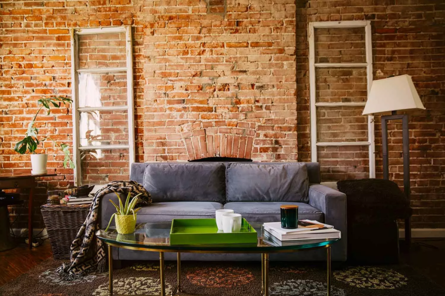 Стена под кирпич в интерьере гостиной