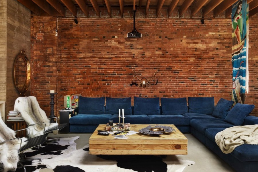 Кирпичная стена в интерьере