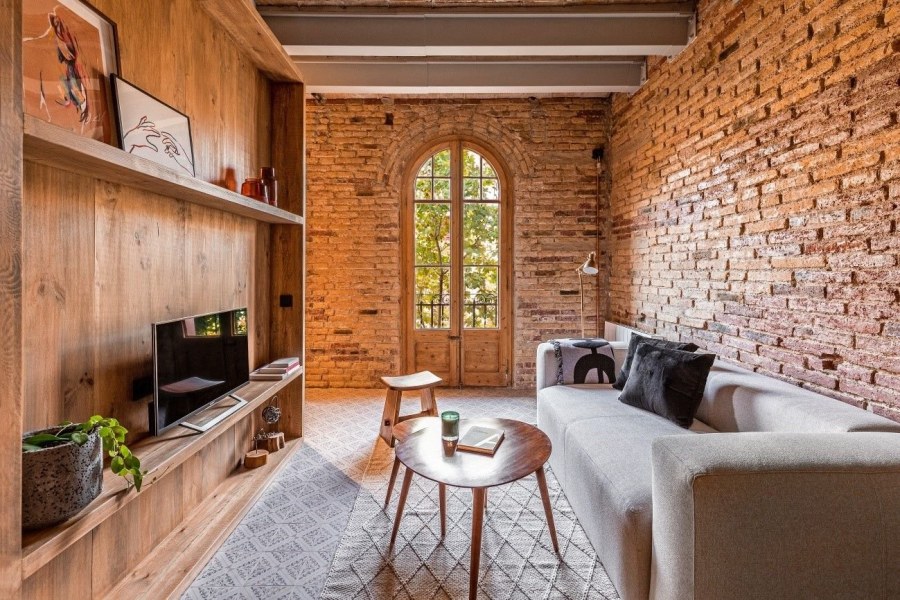 Сочетание кирпича и дерева