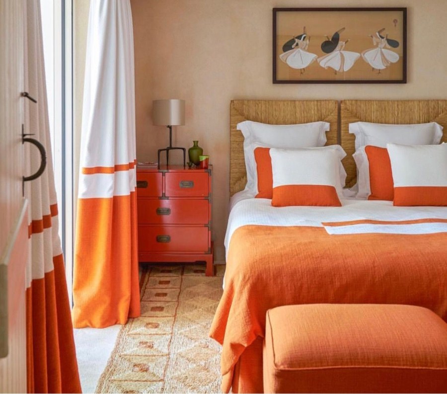 Оранжевый в интерьере спальни