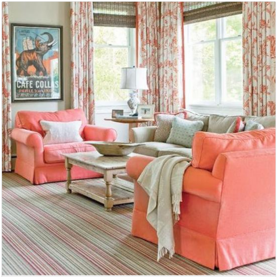 Лососевый цвет в интерьере гостиной