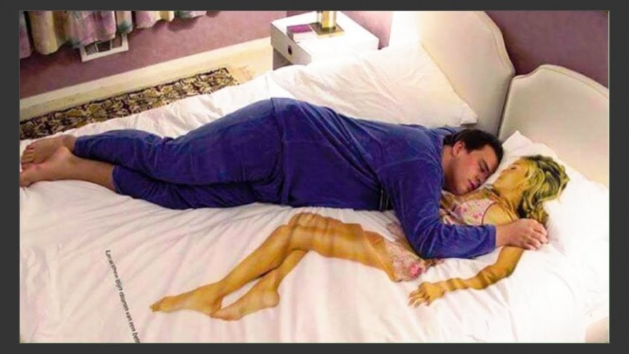 Смешная спящая девушка