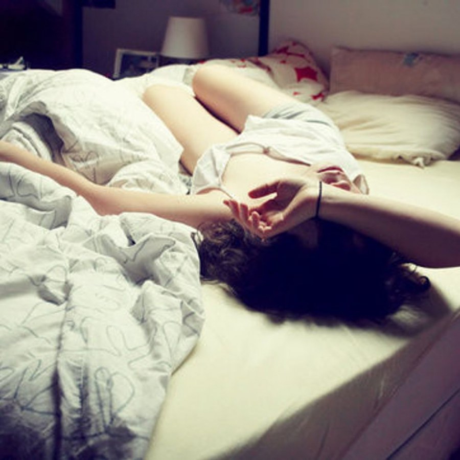 Сонная девушка в кровати