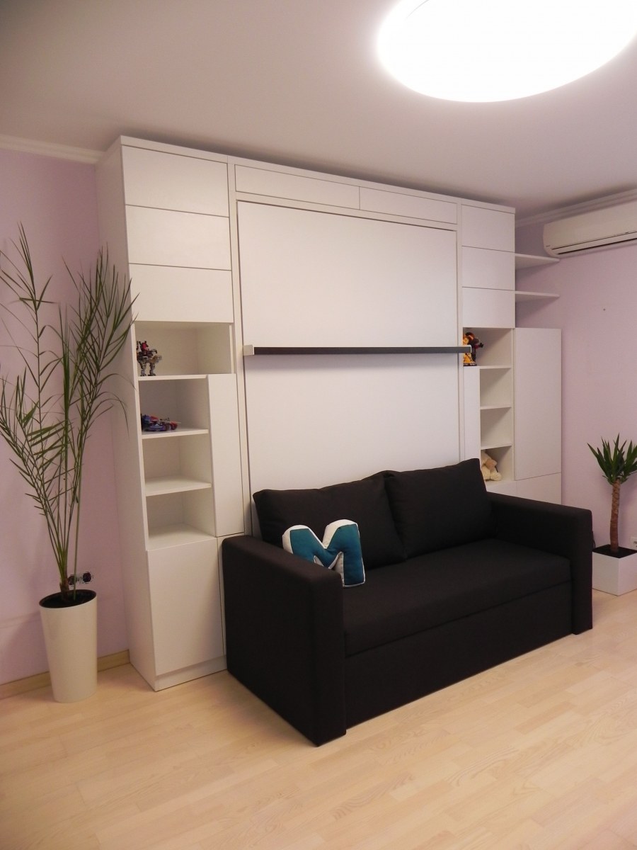 Комната с диваном и шкафом