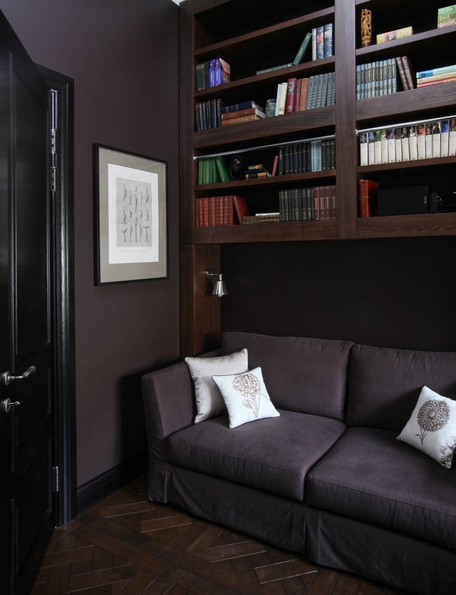 Маленькая комната в темных тонах