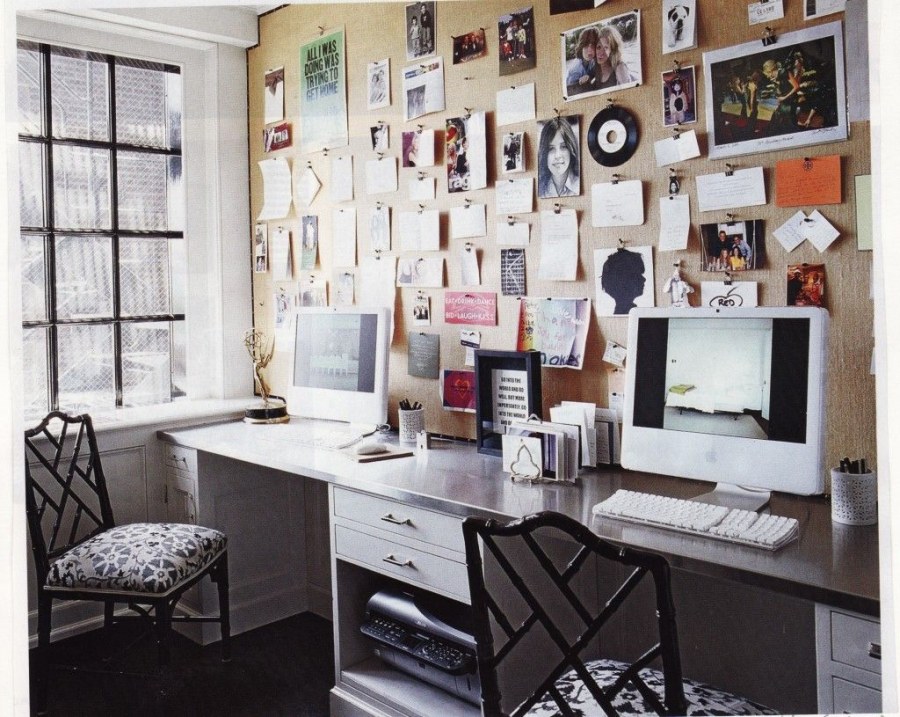 Полки на стену в интерьере кабинета