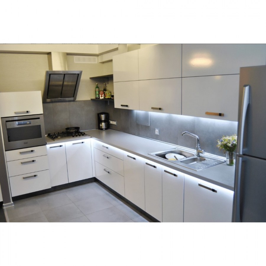 Белая кухня с серой столешницей