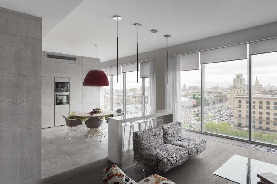 Гостиная студия с панорамными окнами