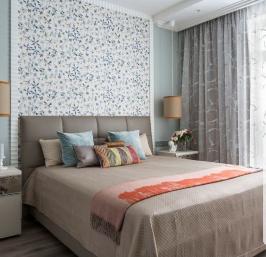 Сочетание разных обоев в спальне