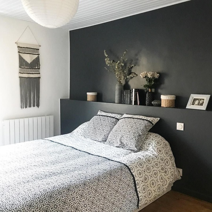 Стена у изголовья кровати