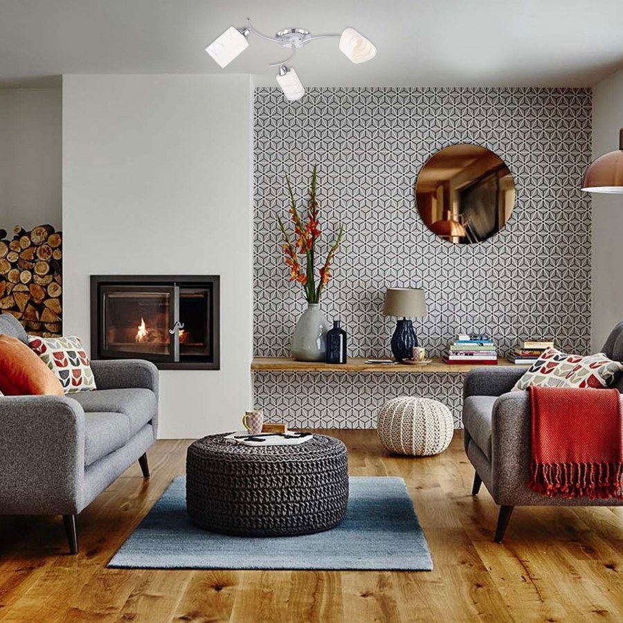 Яркое кресло в интерьере гостиной