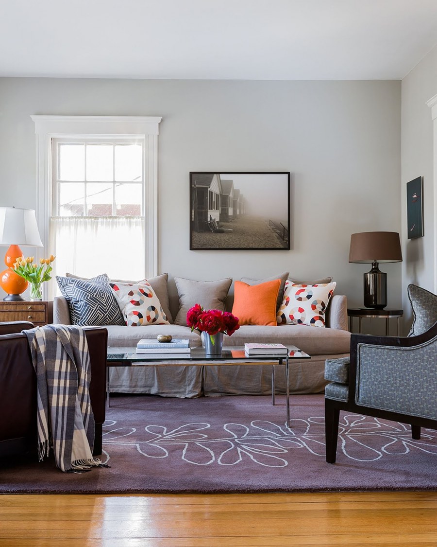 Гостиная в коричневых тонах с яркими акцентами