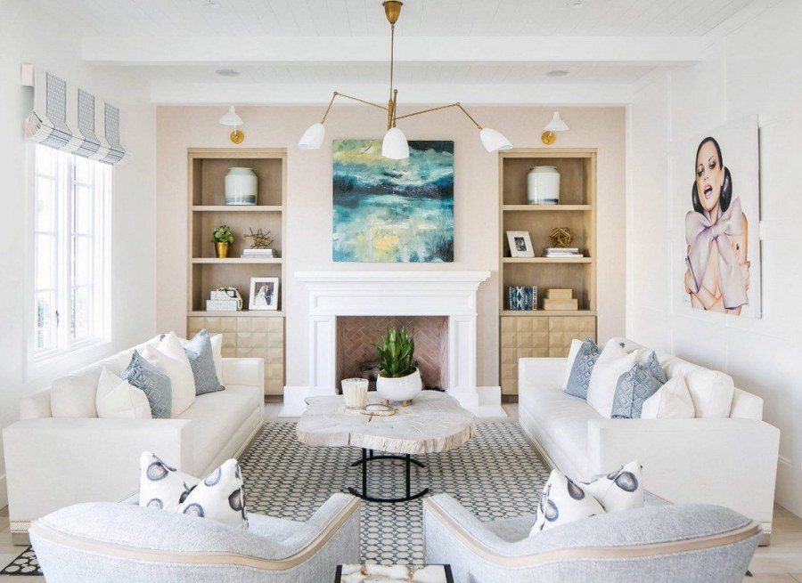 Разноцветные кресла в интерьере