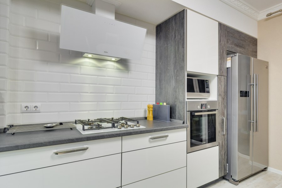 Угловая кухня без верхних шкафов