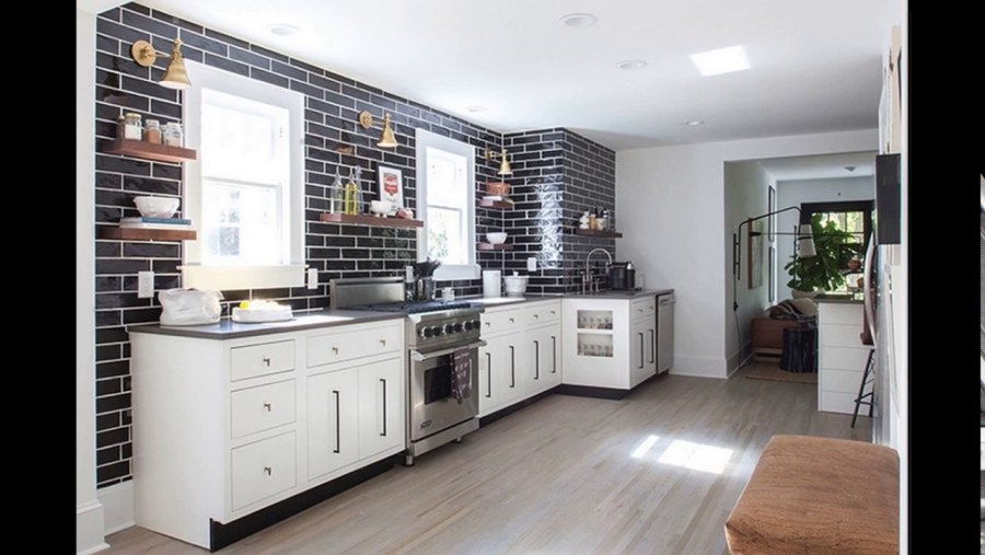 Кухни без верхних ящиков в интерьере