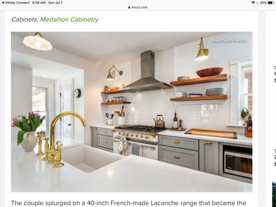 Кухня без навесных шкафов с вытяжкой