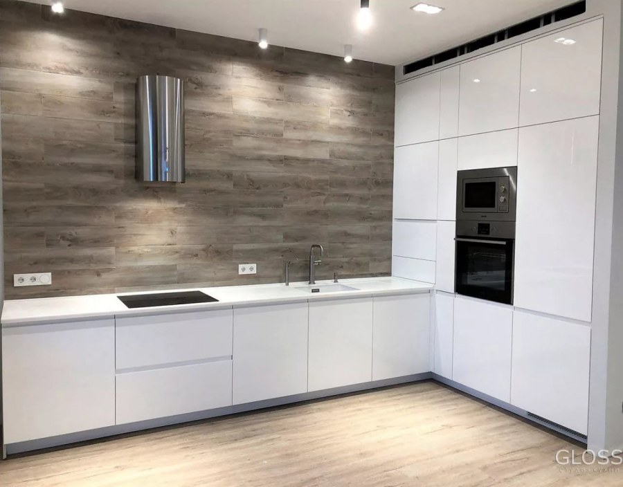 Угловая кухня без верхних шкафов