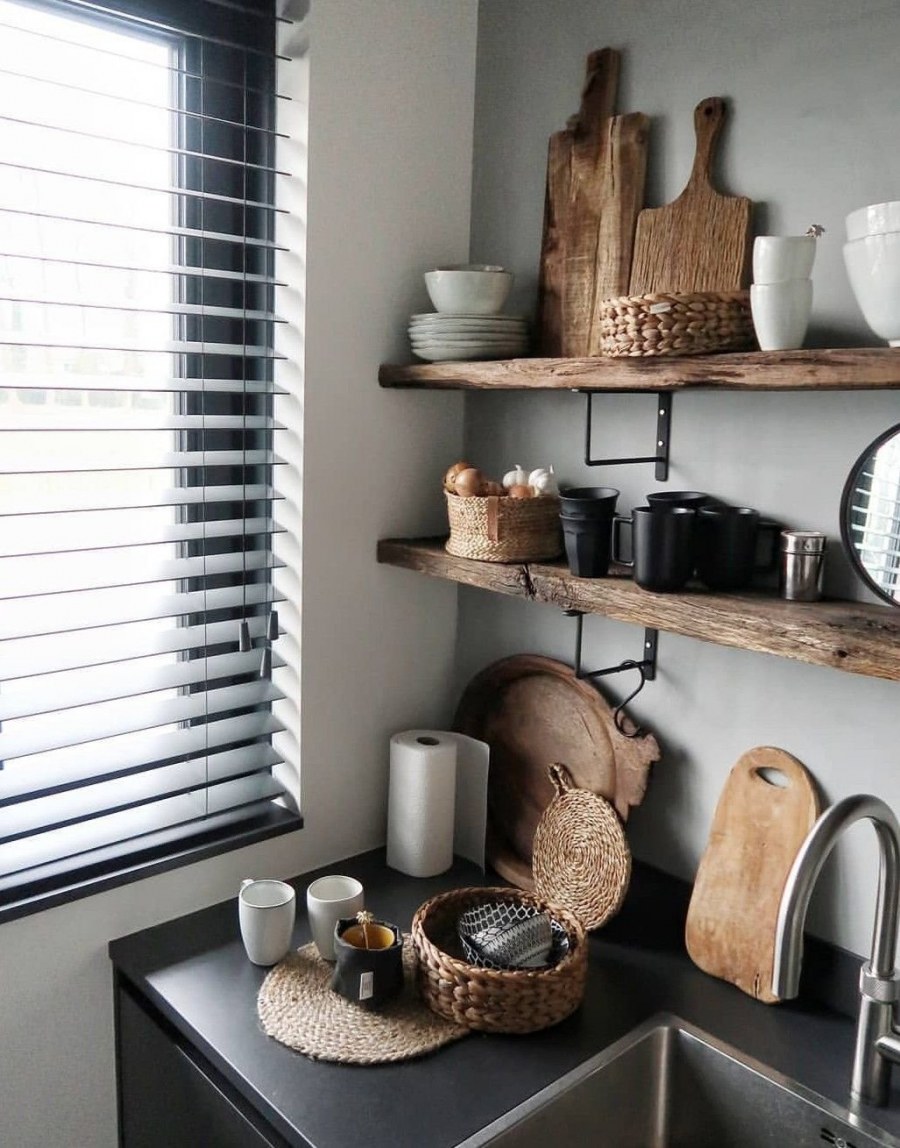 Полка из темного дерева для кухни