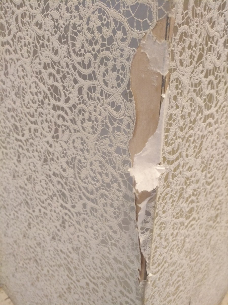 Неровности под обоями