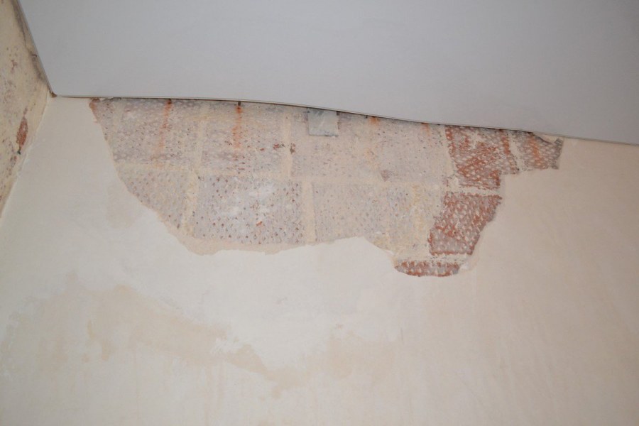 Штукатурка отлетела от стены