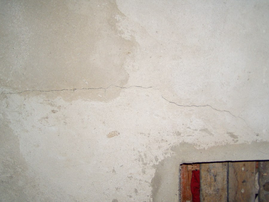 Трещина в стене квартиры