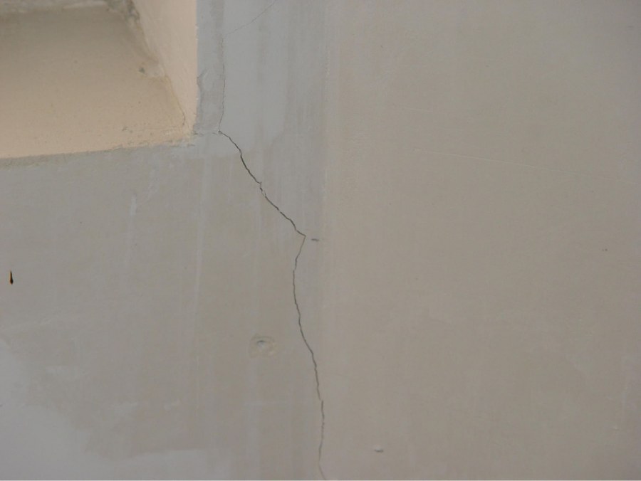 Мелкие трещины на стене