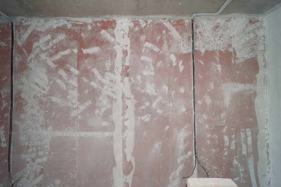 Отвалившаяся штукатурка