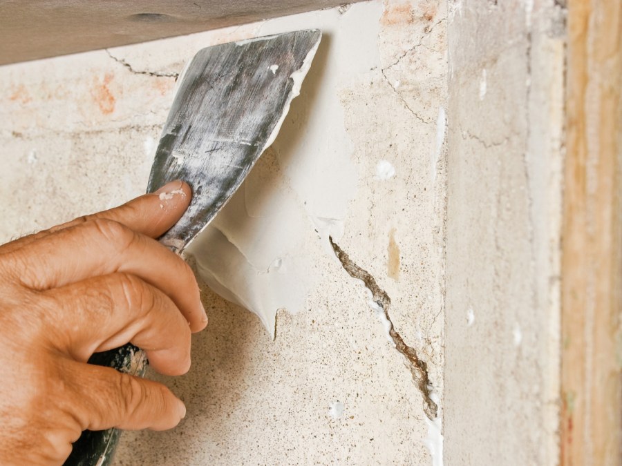 Шпаклевка трещин в стене