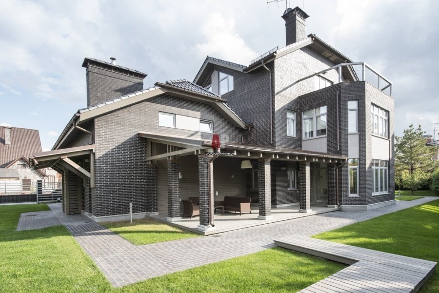 Коттедж из серого кирпича