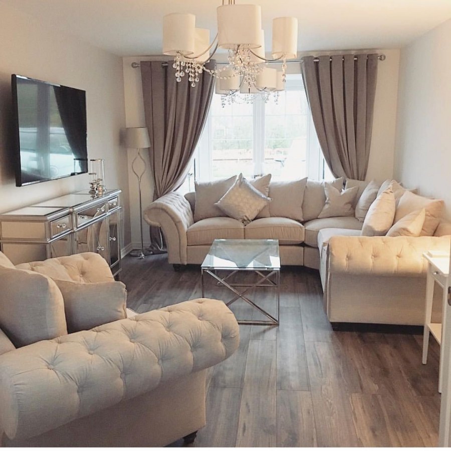 Уютная гостиная в светлых тонах