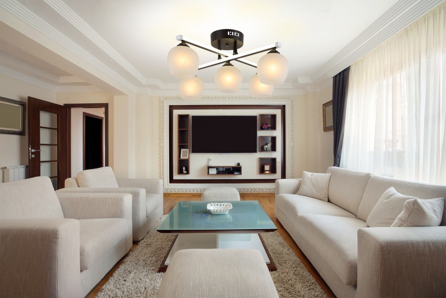 Угловой диван у окна