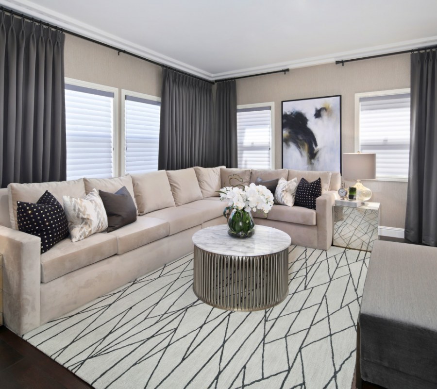 Гостиная с серыми шторами